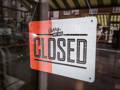 Window sign that says "Sorry we are closed"
